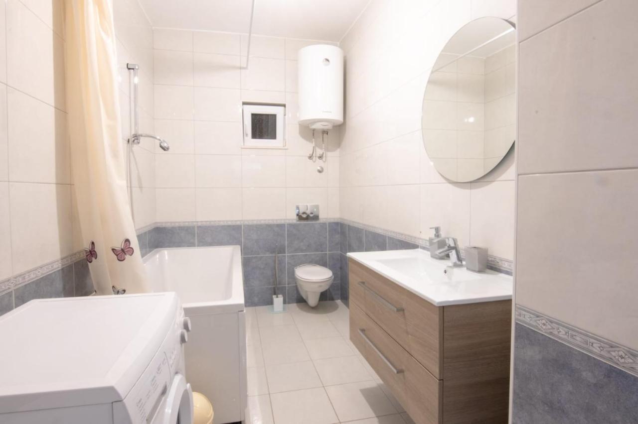 Apartment Cvita Free Beach Parking Макарска Екстериор снимка