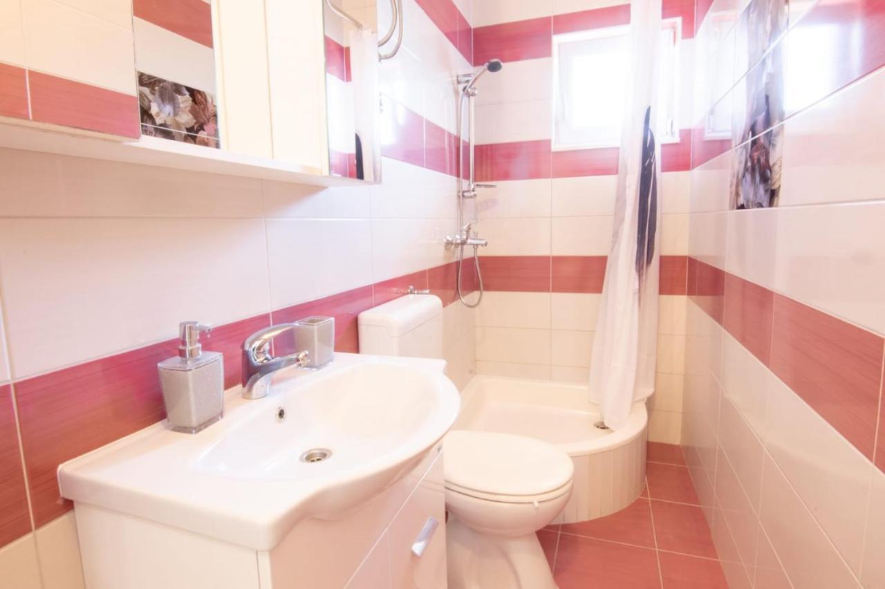 Apartment Cvita Free Beach Parking Макарска Екстериор снимка